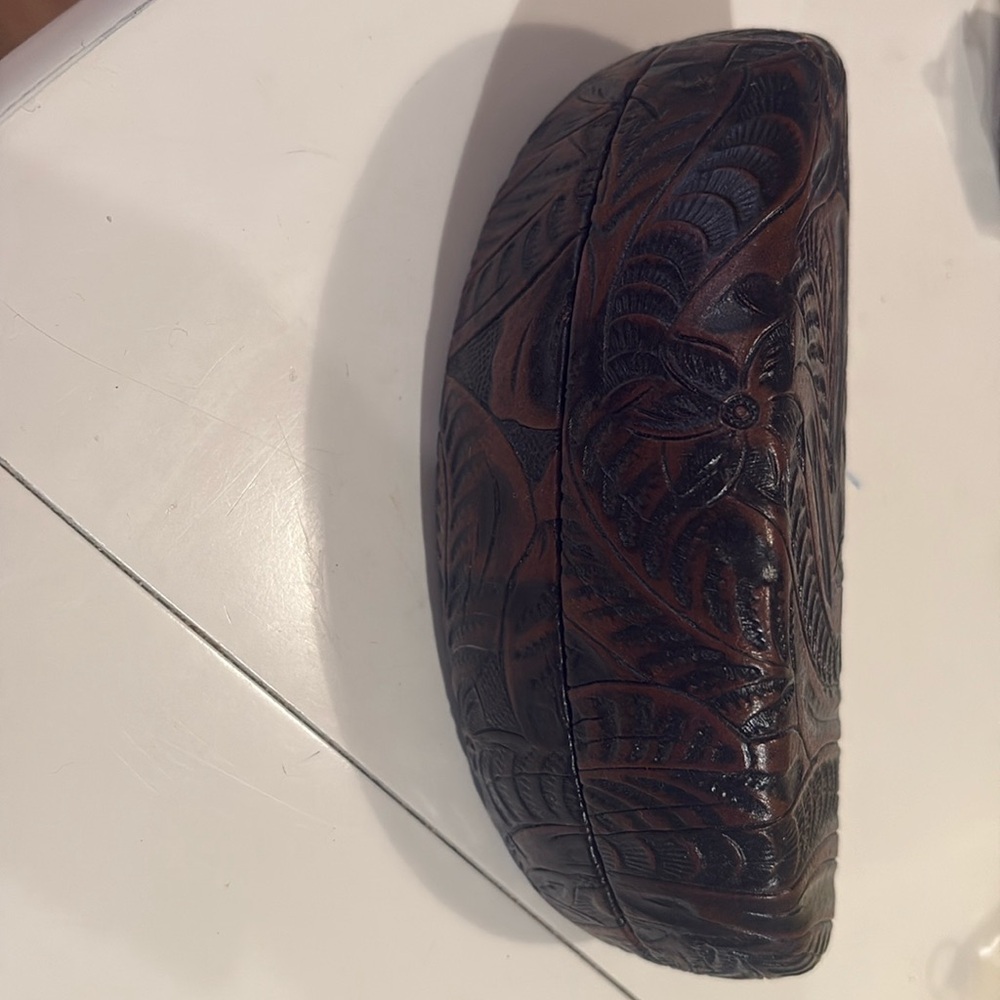 Like new eye/sunglass case snap closure